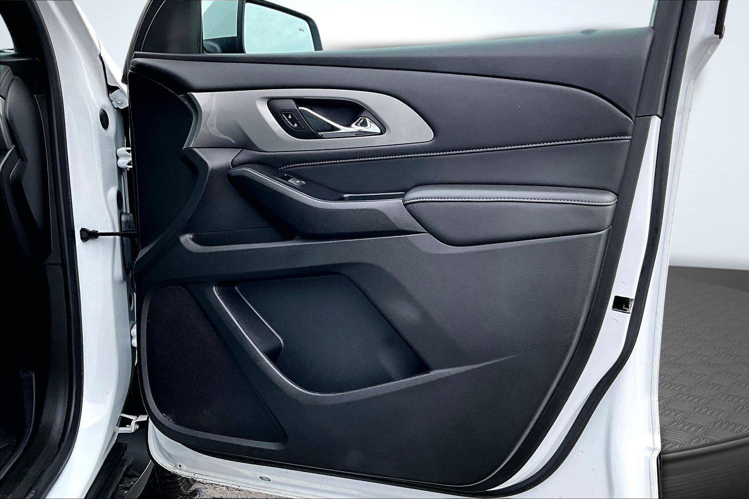 Used 2023 Chevrolet Traverse LT w/ Midnight/Sport Edition image 25