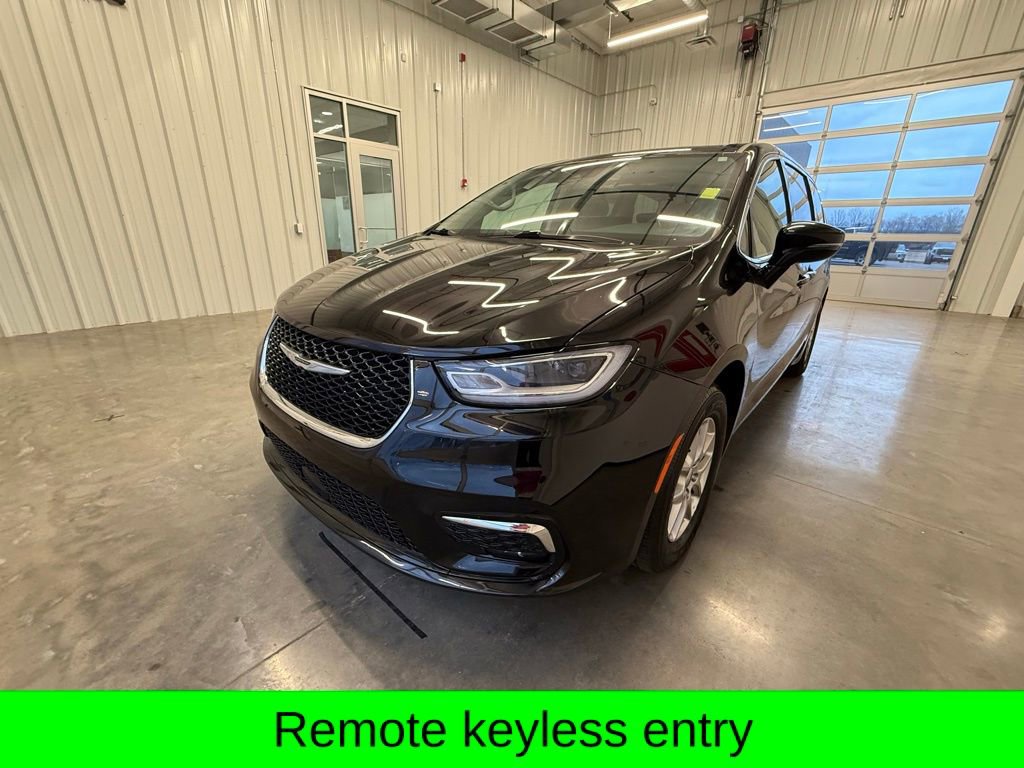 Used 2024 Chrysler Pacifica Touring-L image 4