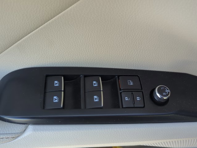 Used 2020 Toyota Camry XLE FWD image 8