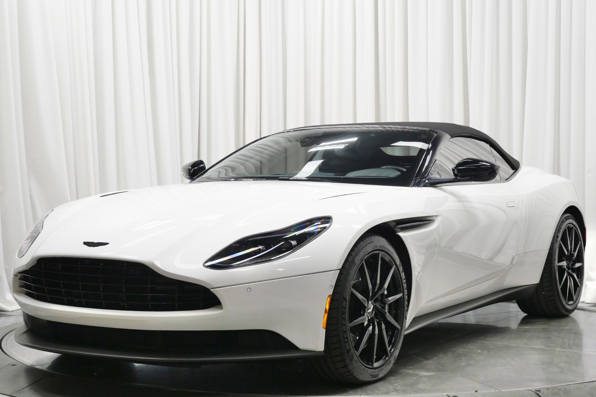 Used 2019 Aston Martin DB11 Volante image 5