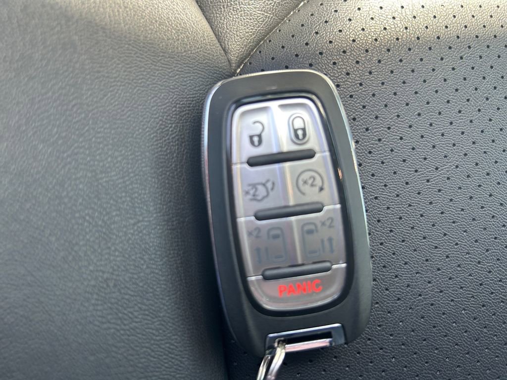 Used 2025 Chrysler Pacifica Select AWD/4WD image 34
