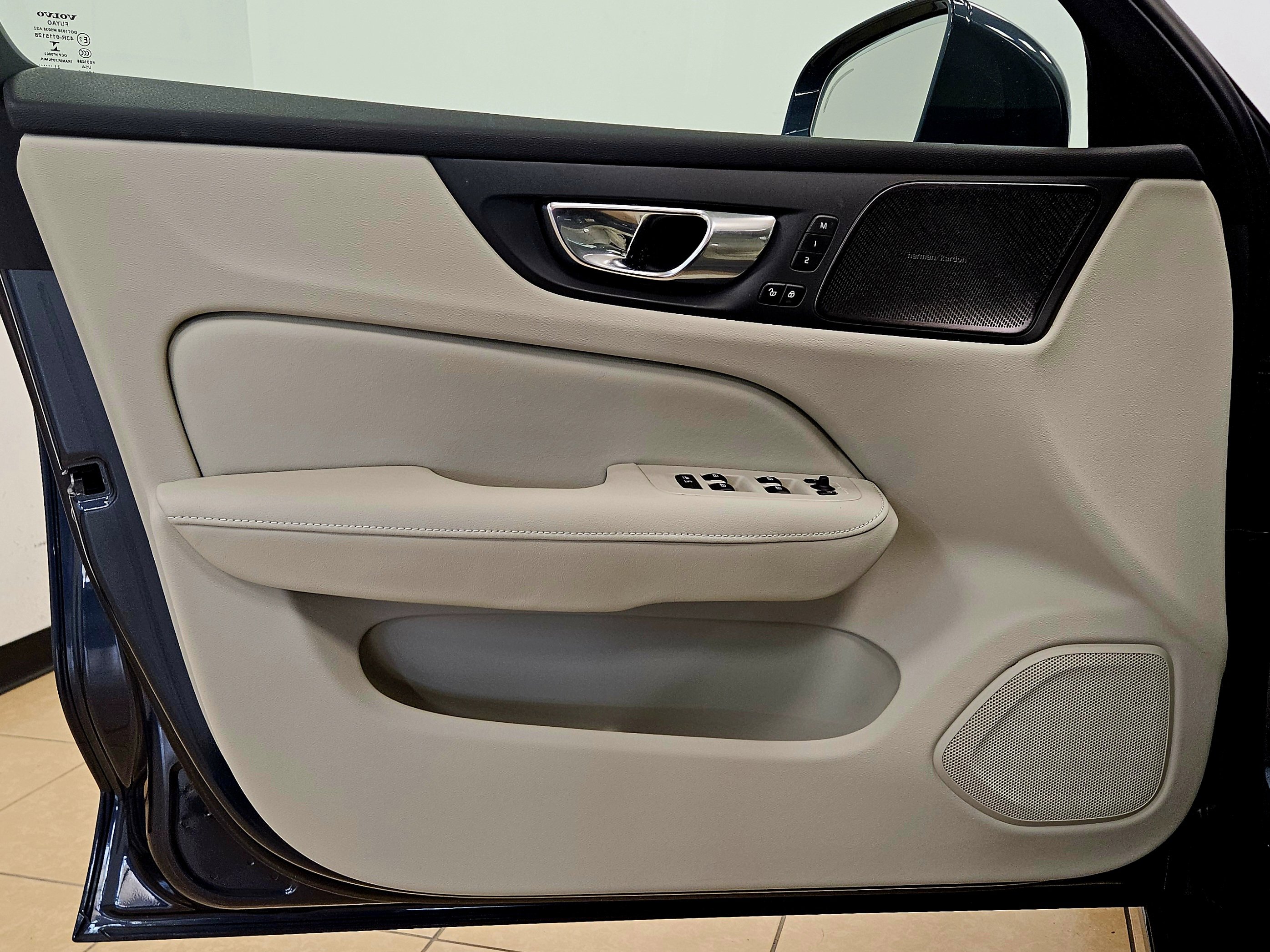 Used 2023 Volvo S60 B5 Ultimate w/ Climate Package image 12