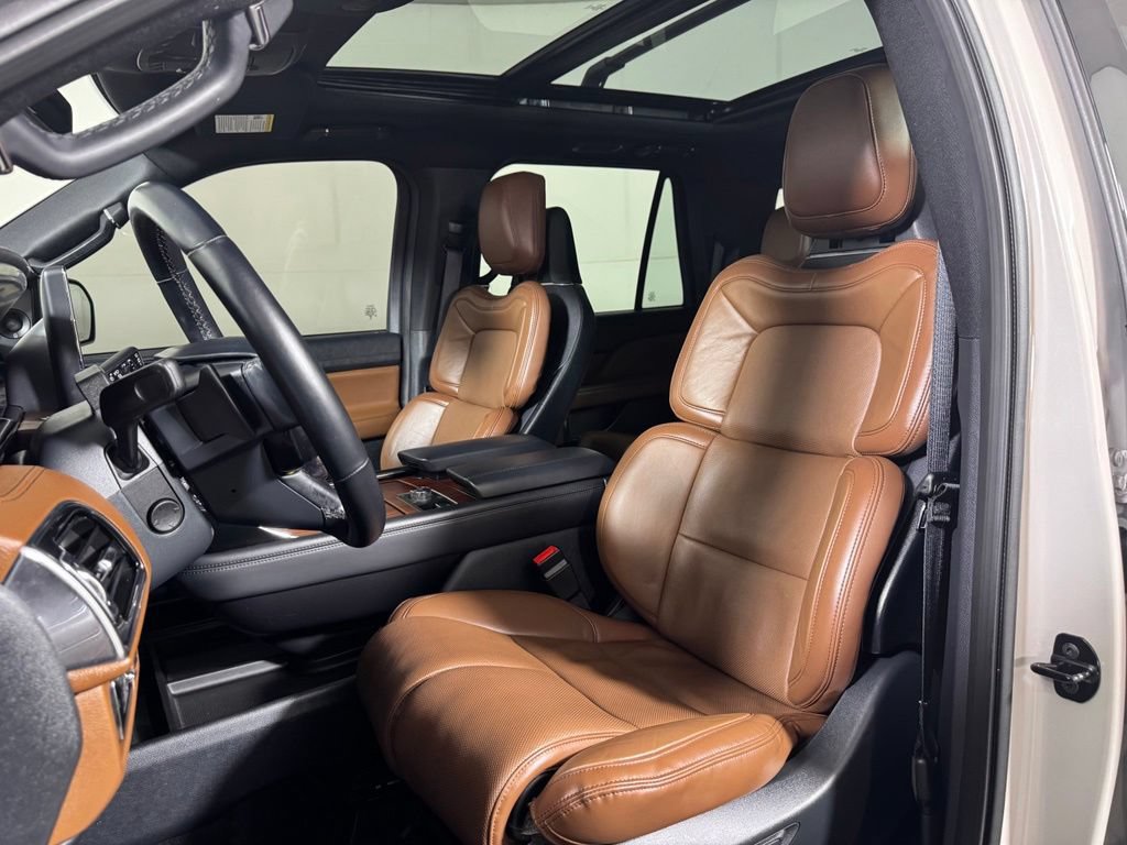 Used 2024 Lincoln Navigator Reserve w/ Monochromatic Package AWD/4WD image 15