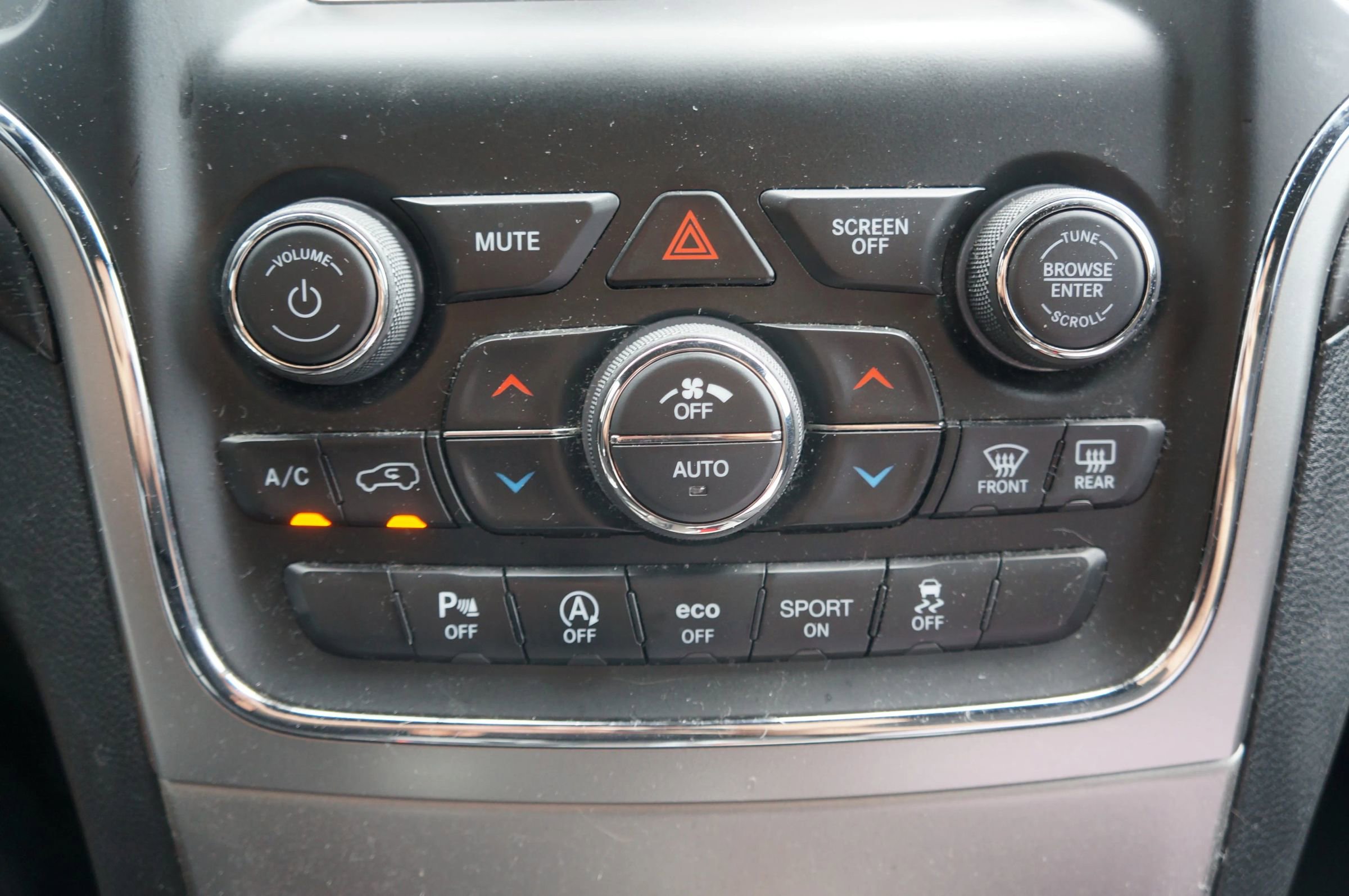 Used 2018 Jeep Grand Cherokee Laredo image 36