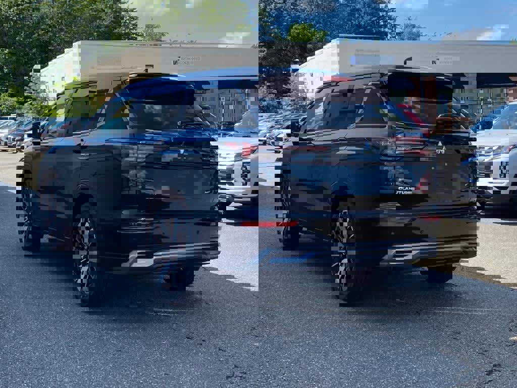 New 2025 Mitsubishi Outlander SE image 3