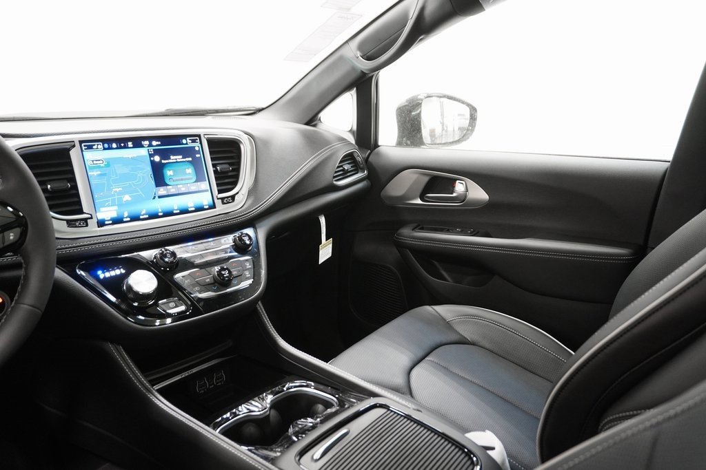 Used 2024 Chrysler Pacifica Limited w/ S Appearance Package image 20