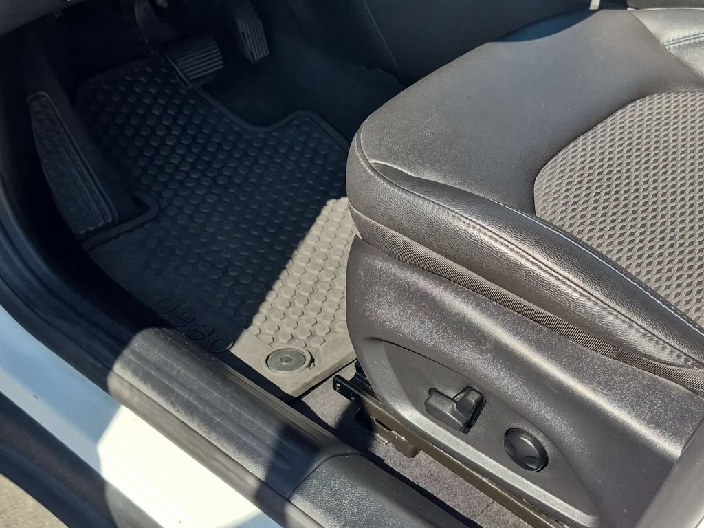 Used 2025 Jeep Compass Latitude w/ Sun & Sound Group AWD/4WD image 14