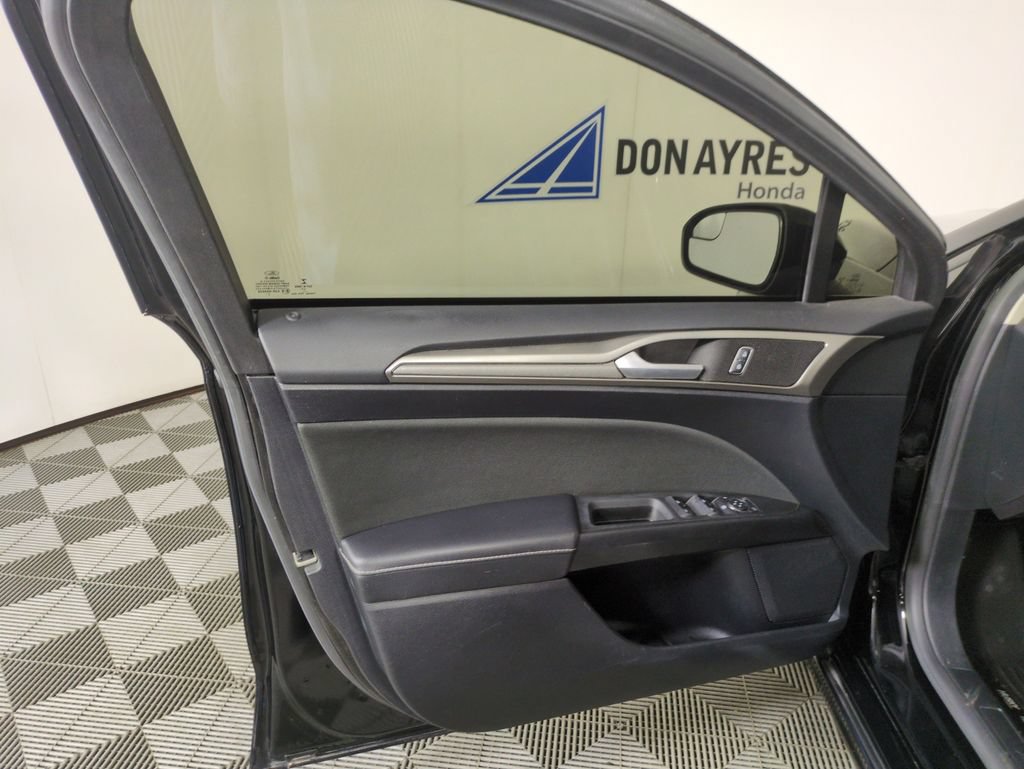 Used 2018 Ford Fusion SE w/ Fusion SE Technology Package FWD image 12
