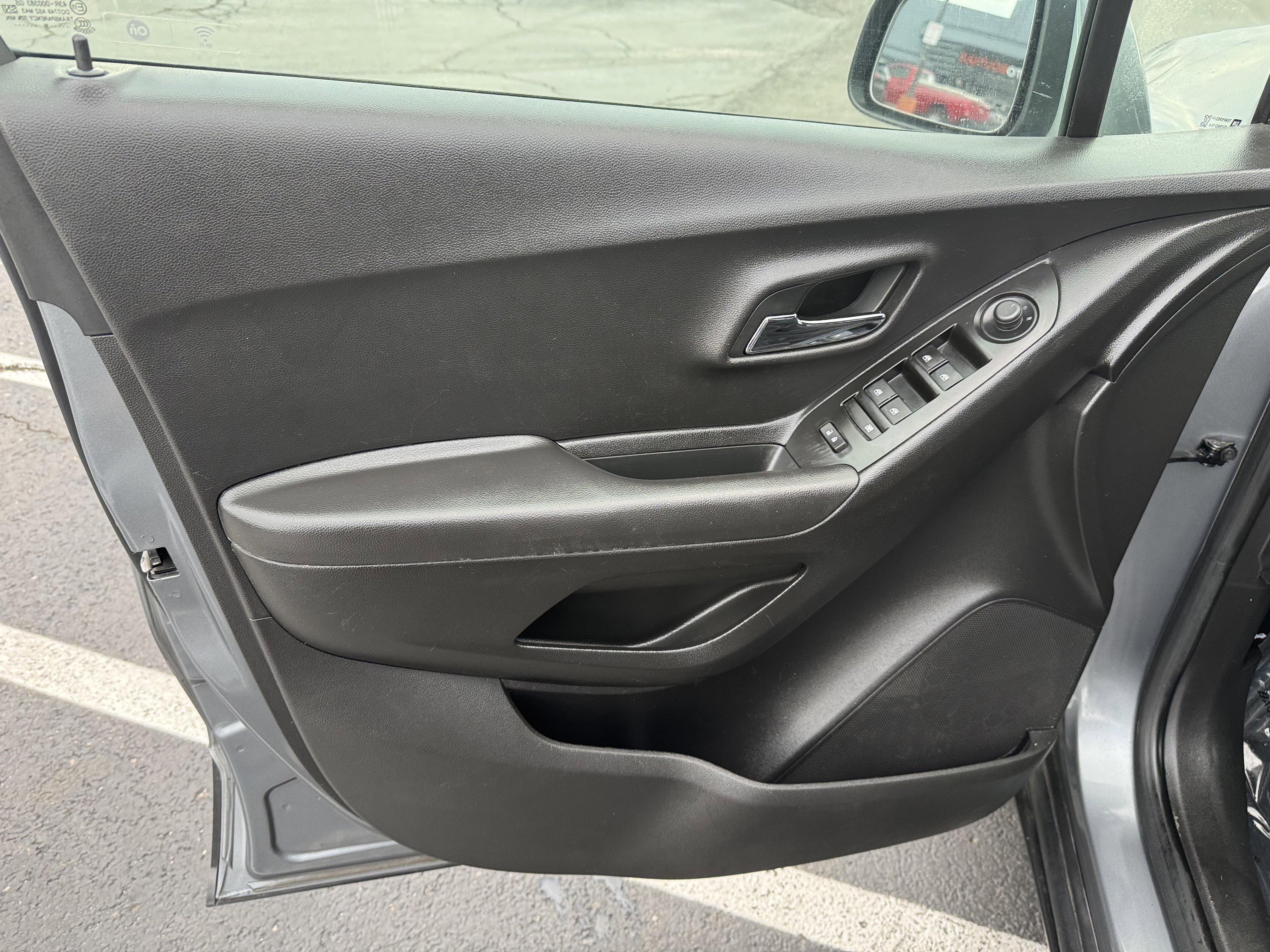 Used 2019 Chevrolet Trax LT w/ LT Convenience Package image 24