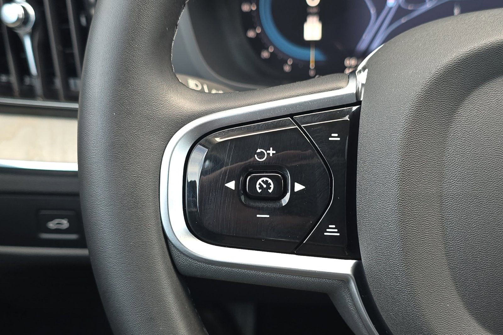 Used 2025 Volvo XC60 B5 Plus image 26