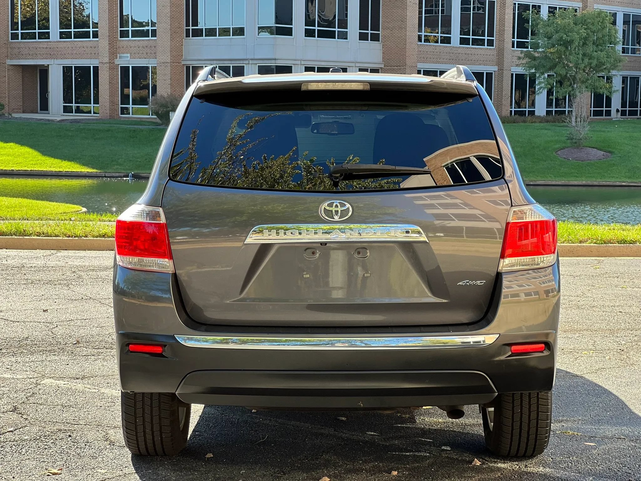 Used 2012 Toyota Highlander Limited w/ Tow Pkg AWD/4WD image 4