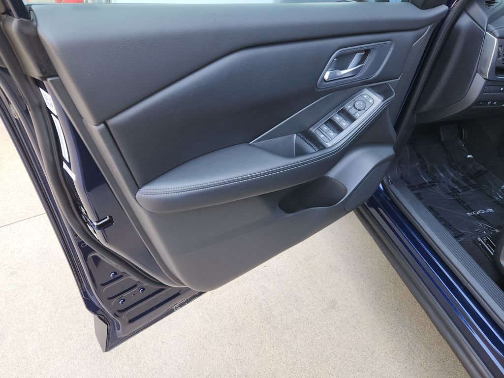 Used 2025 Nissan Rogue SV AWD/4WD image 27