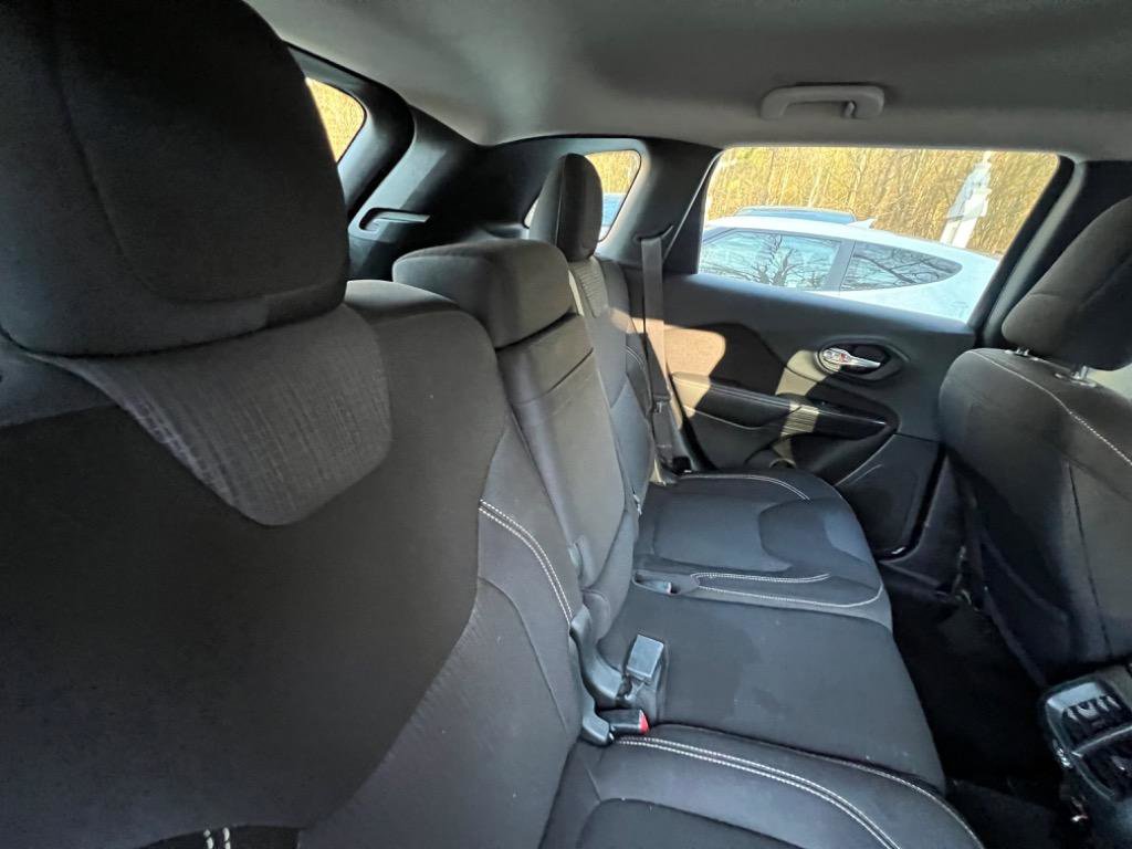 Used 2015 Jeep Cherokee Latitude w/ Cold Weather Group AWD/4WD image 14