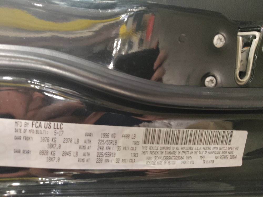 Used 2017 Jeep Compass Latitude FWD image 33