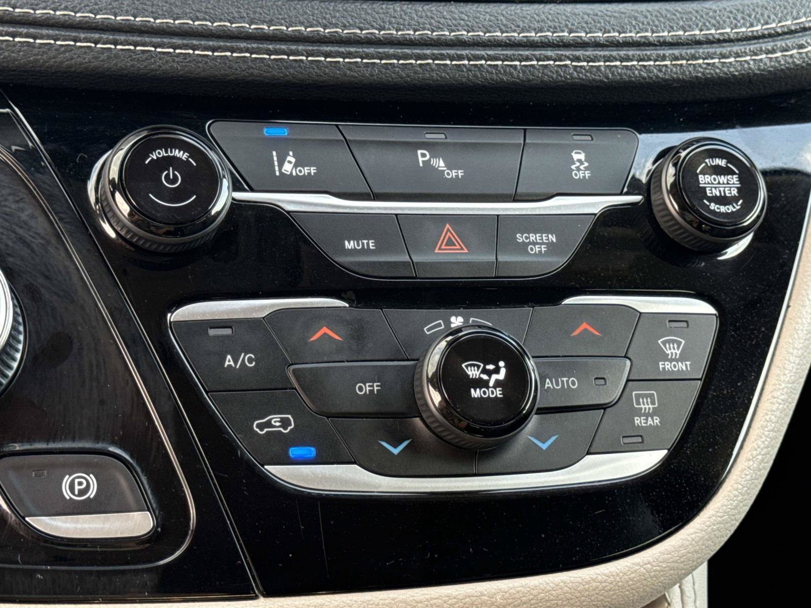 Used 2023 Chrysler Pacifica Limited FWD image 28