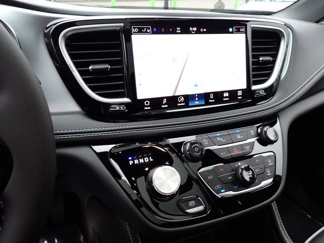 New 2026 Chrysler Pacifica Limited image 18