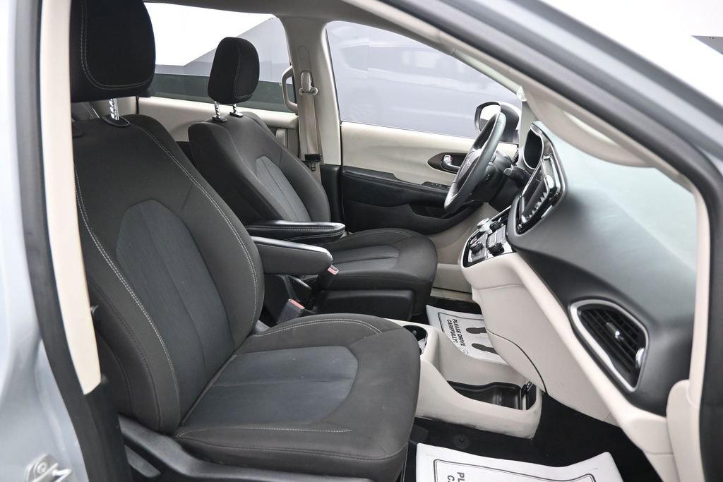 Used 2022 Chrysler Voyager LX FWD image 34