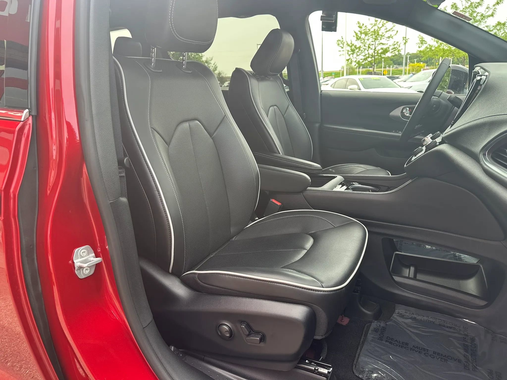 Used 2026 Chrysler Pacifica Limited FWD image 11