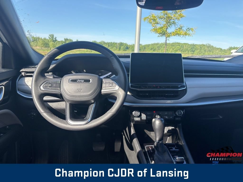 Used 2025 Jeep Compass Limited AWD/4WD image 2