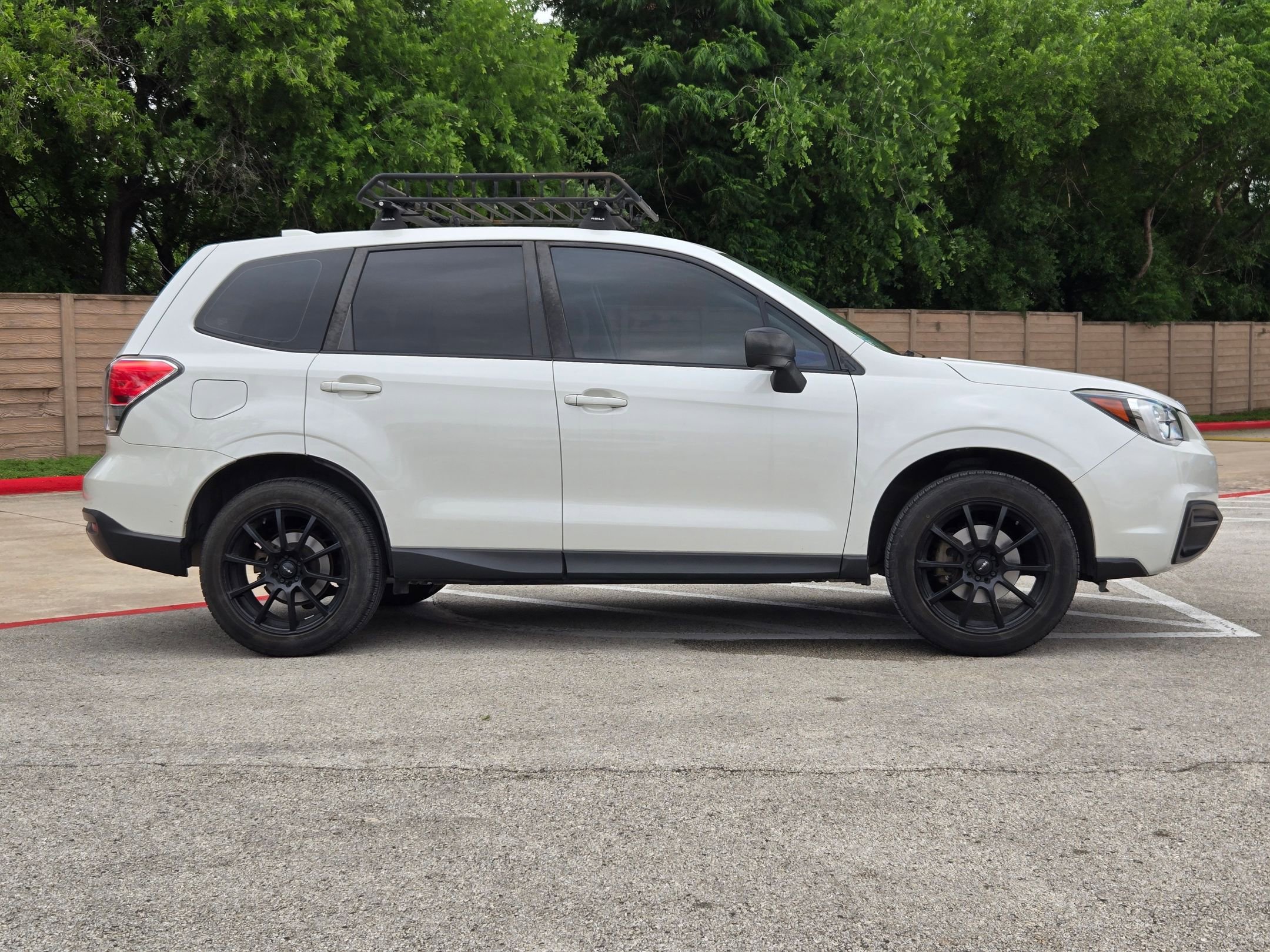 Used 2018 Subaru Forester 2.5i AWD/4WD image 2