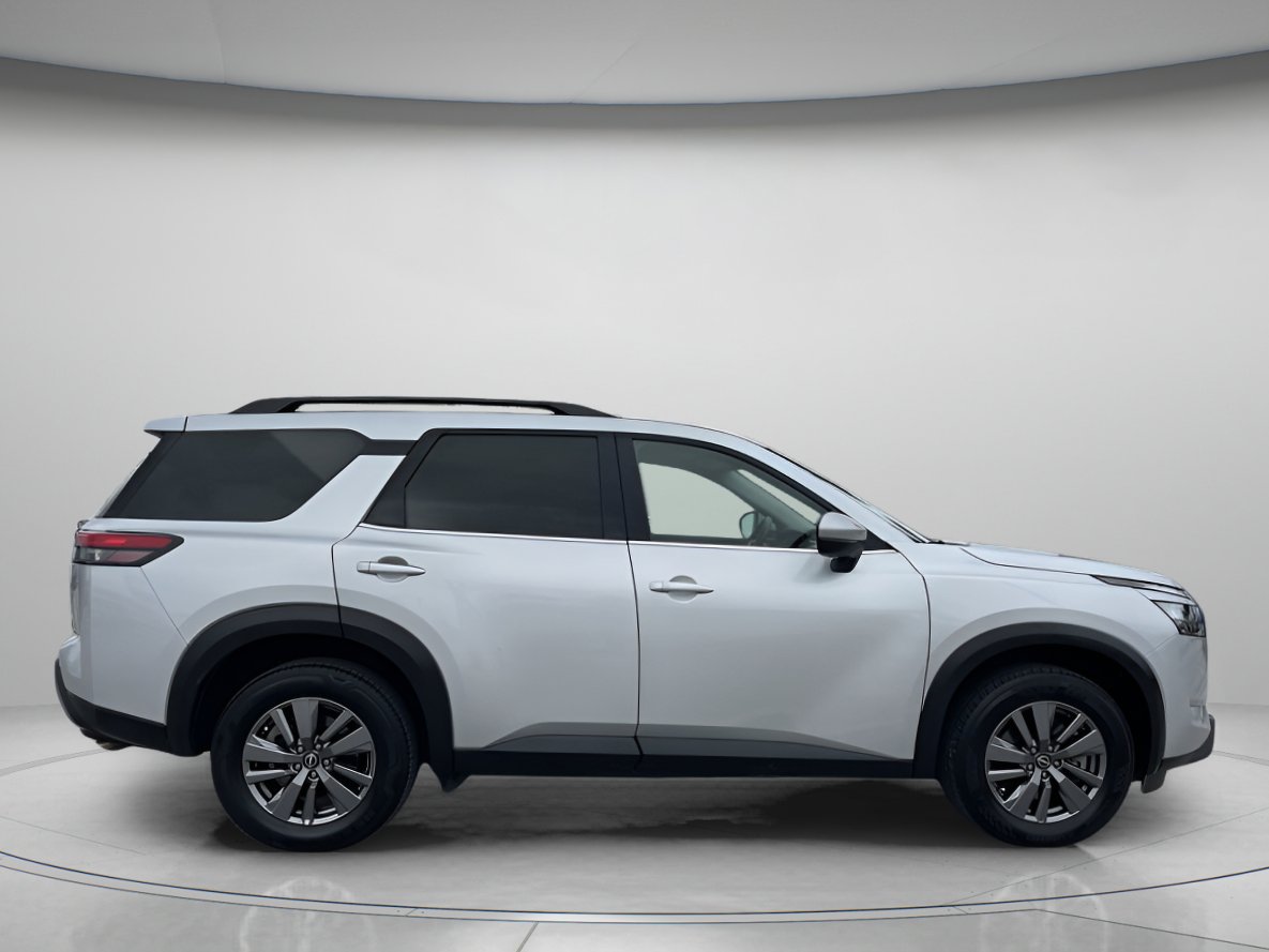 Used 2025 Nissan Pathfinder SV image 2