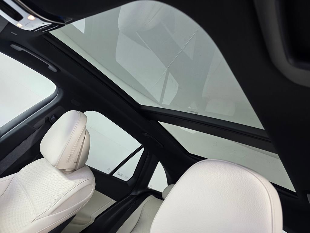 Used 2023 Mercedes-Benz GLC 300 4MATIC image 12