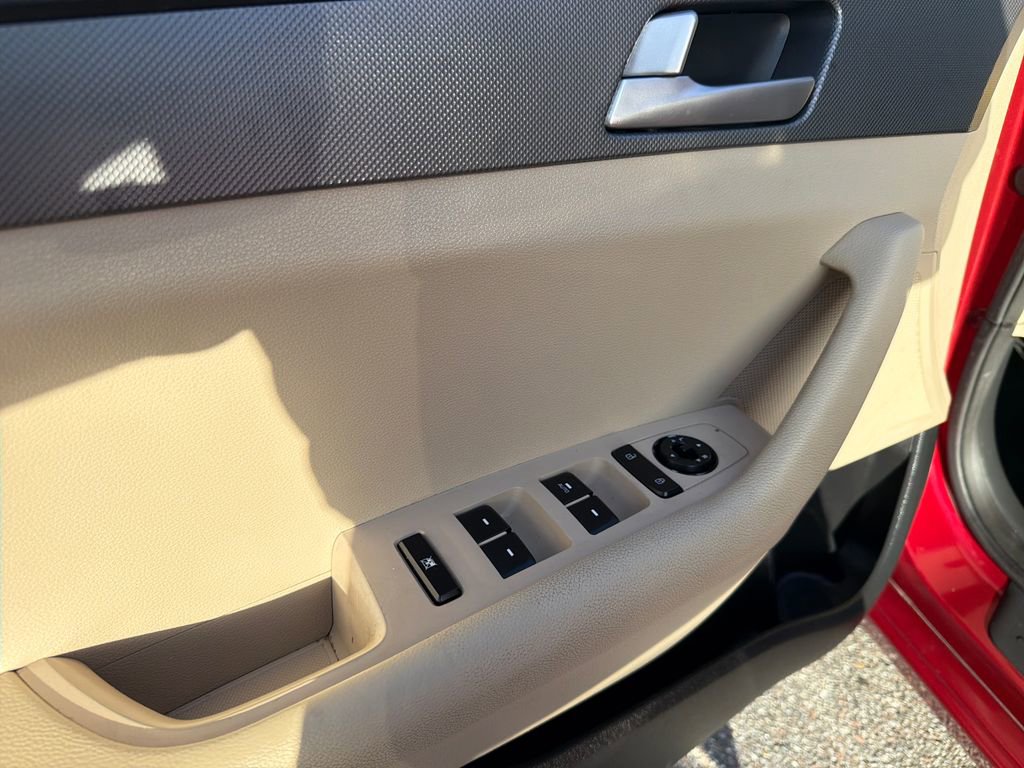 Used 2015 Hyundai Sonata SE w/ Cargo Package image 14