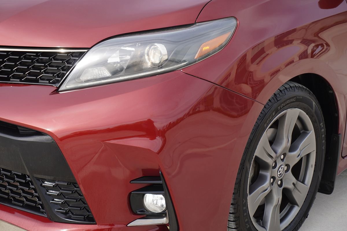Used 2020 Toyota Sienna SE image 2