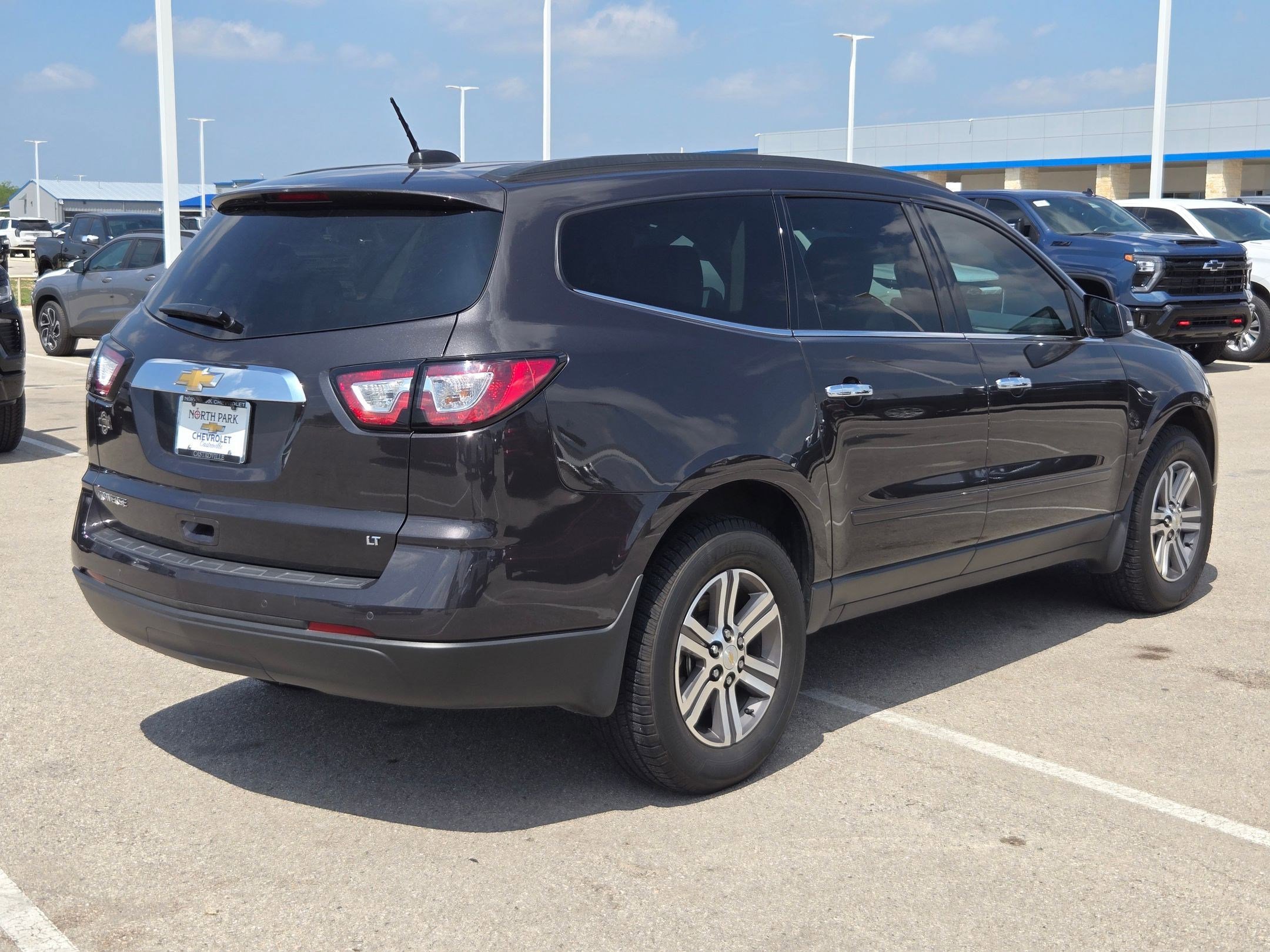 Used 2017 Chevrolet Traverse LT FWD image 3