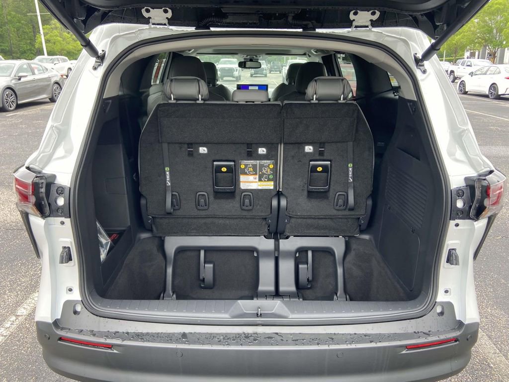 New 2026 Toyota Sienna XLE FWD image 7