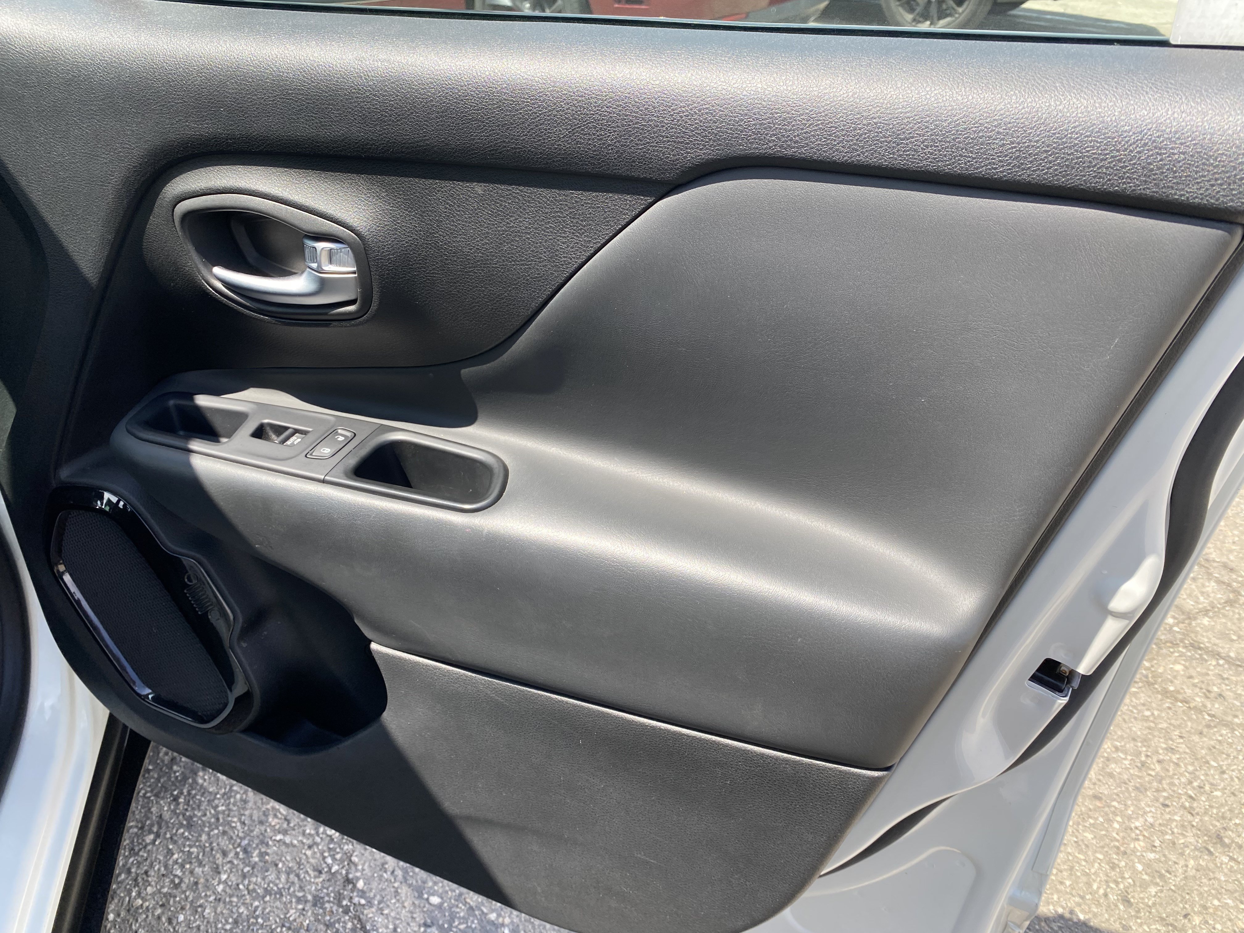 Used 2018 Jeep Renegade Altitude w/ UConnect 8.4 Nav Group FWD image 23