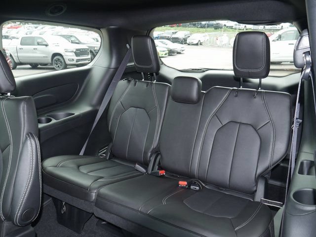 New 2026 Chrysler Pacifica Select AWD/4WD image 22
