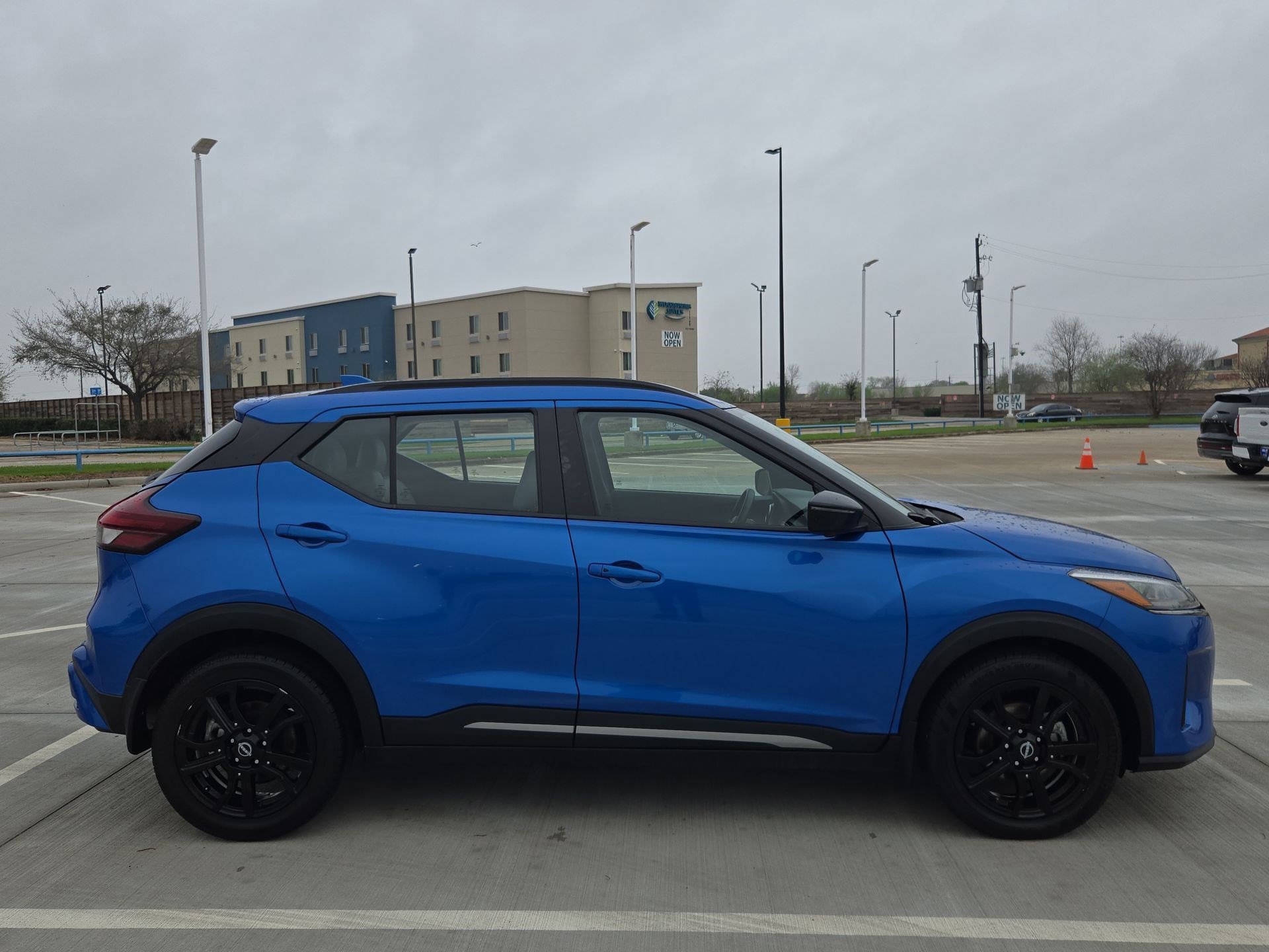 Used 2023 Nissan Kicks SR w/ SR Premium Package image 2