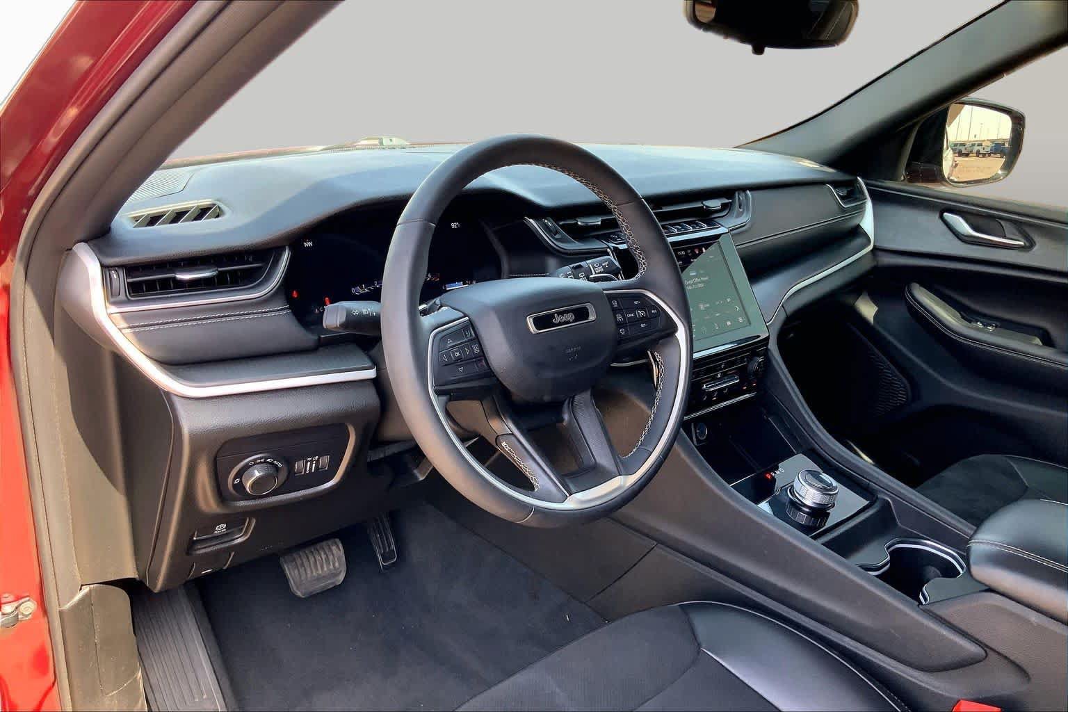 Used 2023 Jeep Grand Cherokee Altitude AWD/4WD image 18