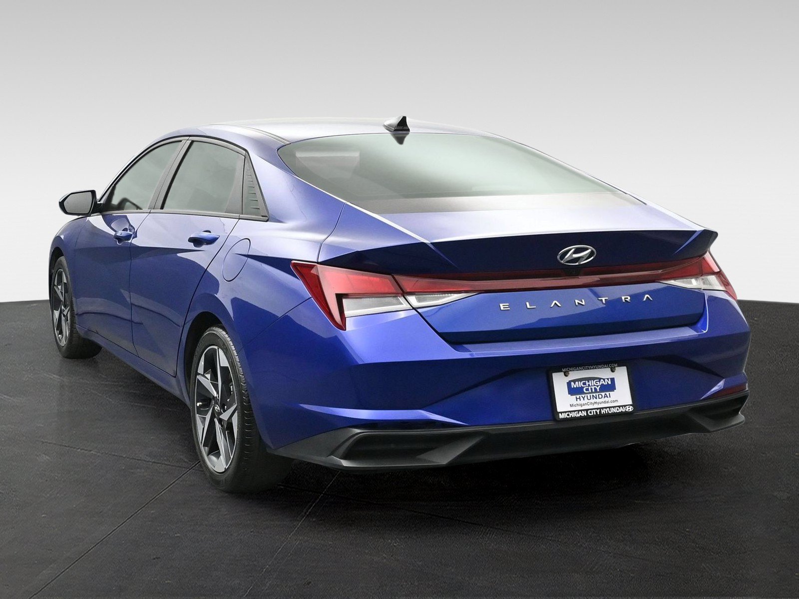 Used 2023 Hyundai Elantra SEL w/ Convenience Package FWD image 2