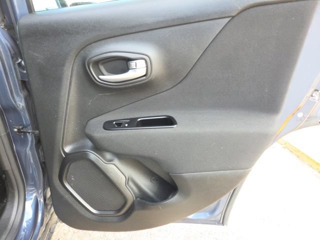 Used 2020 Jeep Renegade Latitude FWD image 20