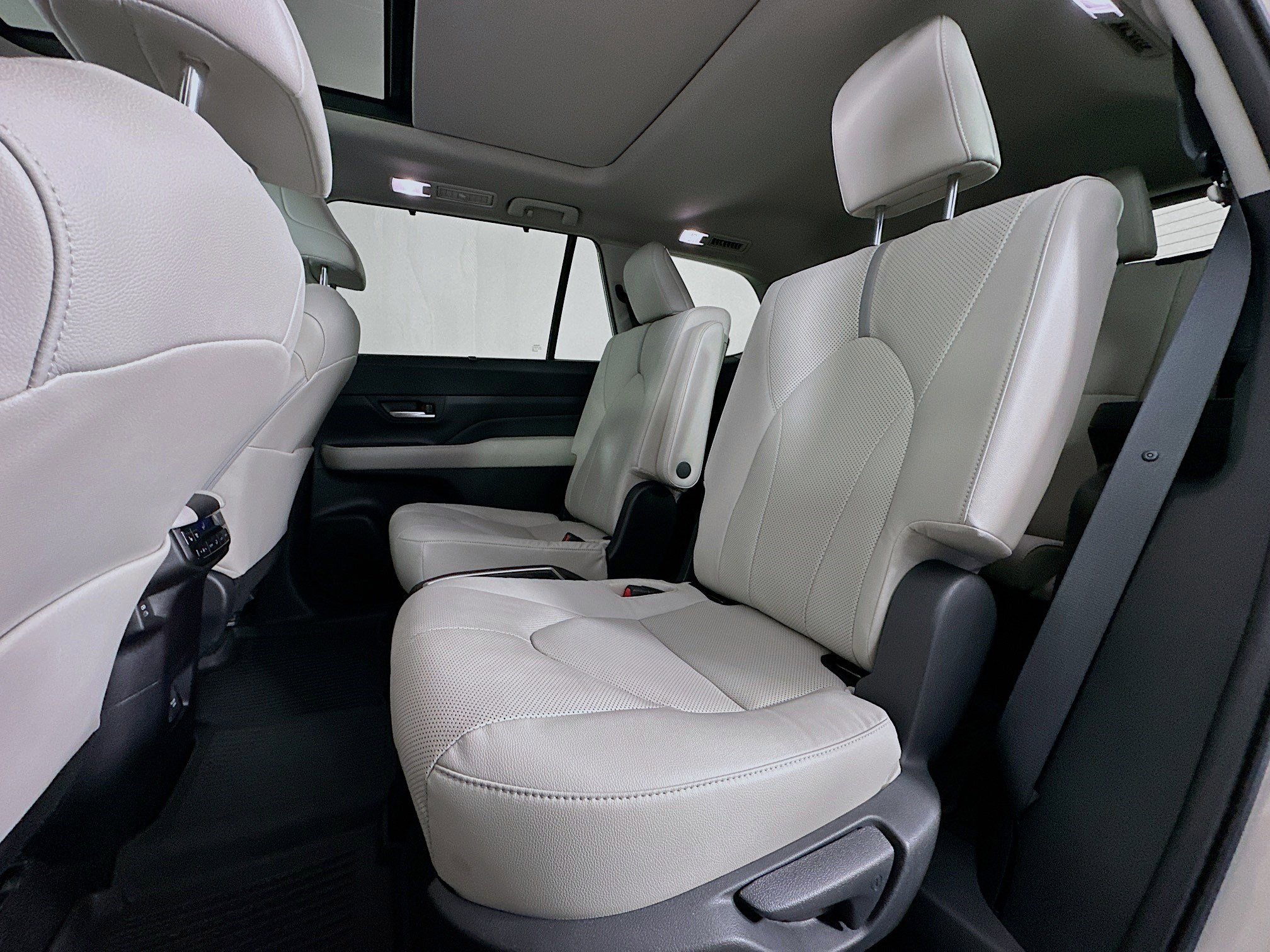 Used 2024 Toyota Grand Highlander AWD image 26