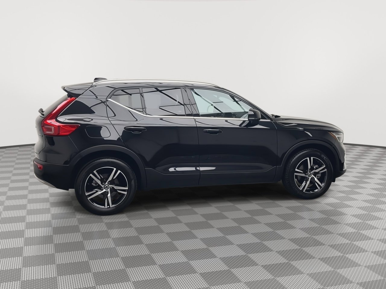 Used 2025 Volvo XC40 B5 Core image 38