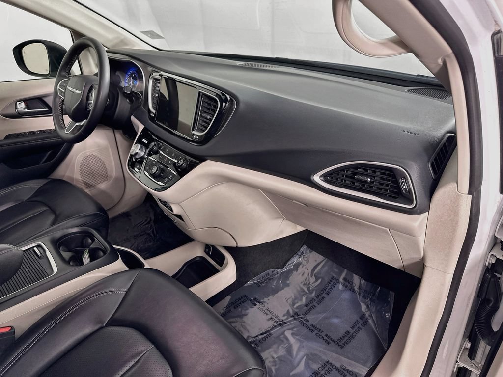 Certified 2023 Chrysler Pacifica Touring-L FWD image 40