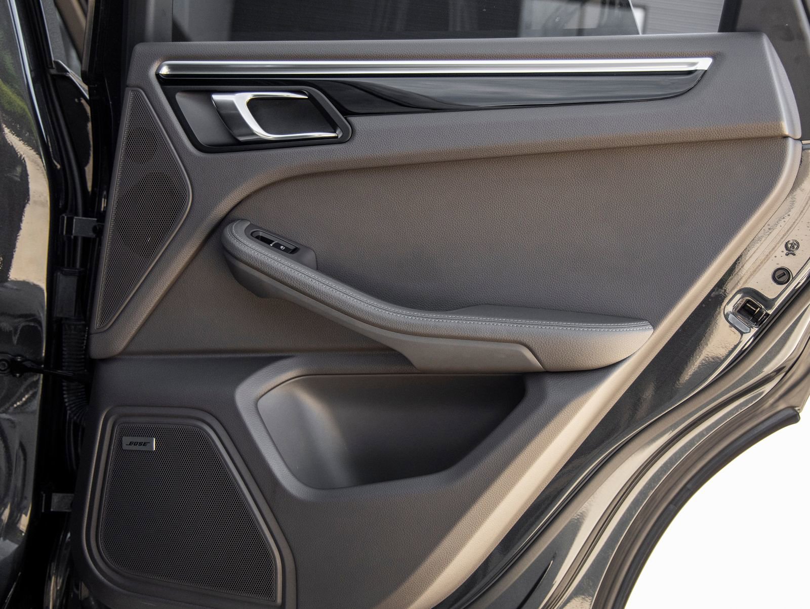 Certified 2022 Porsche Macan AWD/4WD image 39