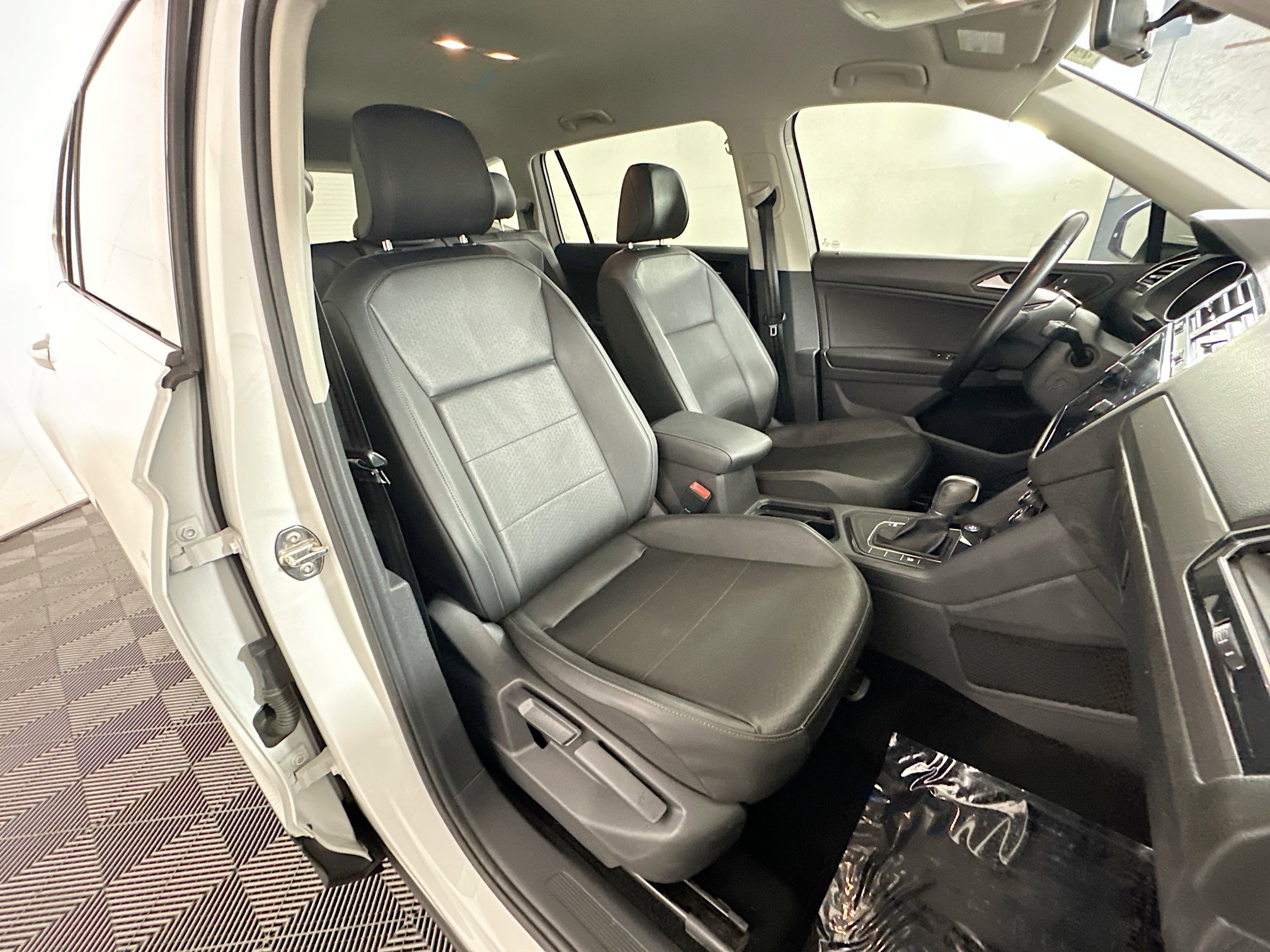 Used 2019 Volkswagen Tiguan SE FWD image 28