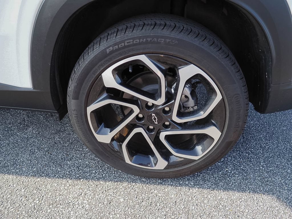 Used 2025 Chevrolet Trax RS w/ Sunroof Package FWD image 37