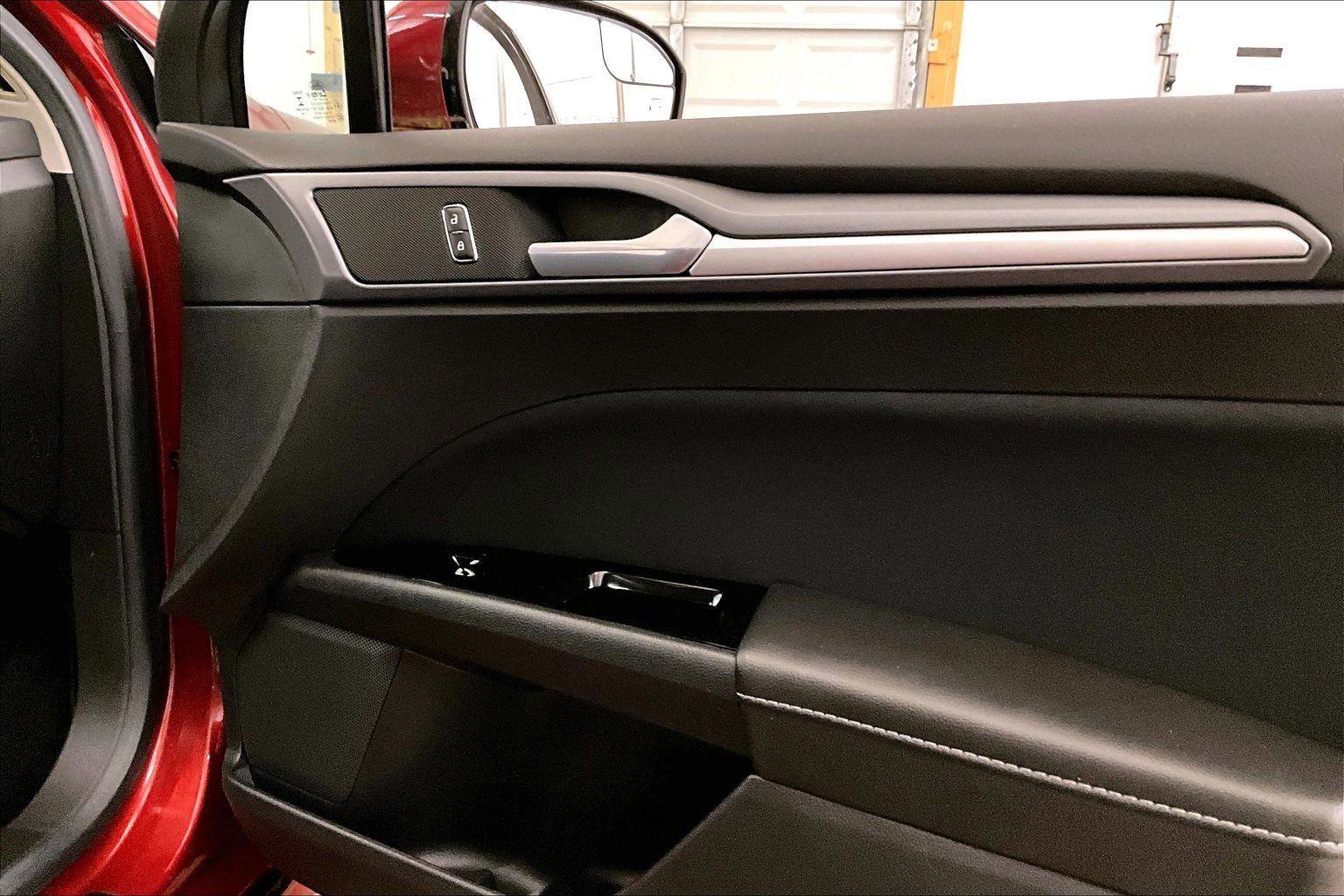 Used 2015 Ford Fusion SE image 24