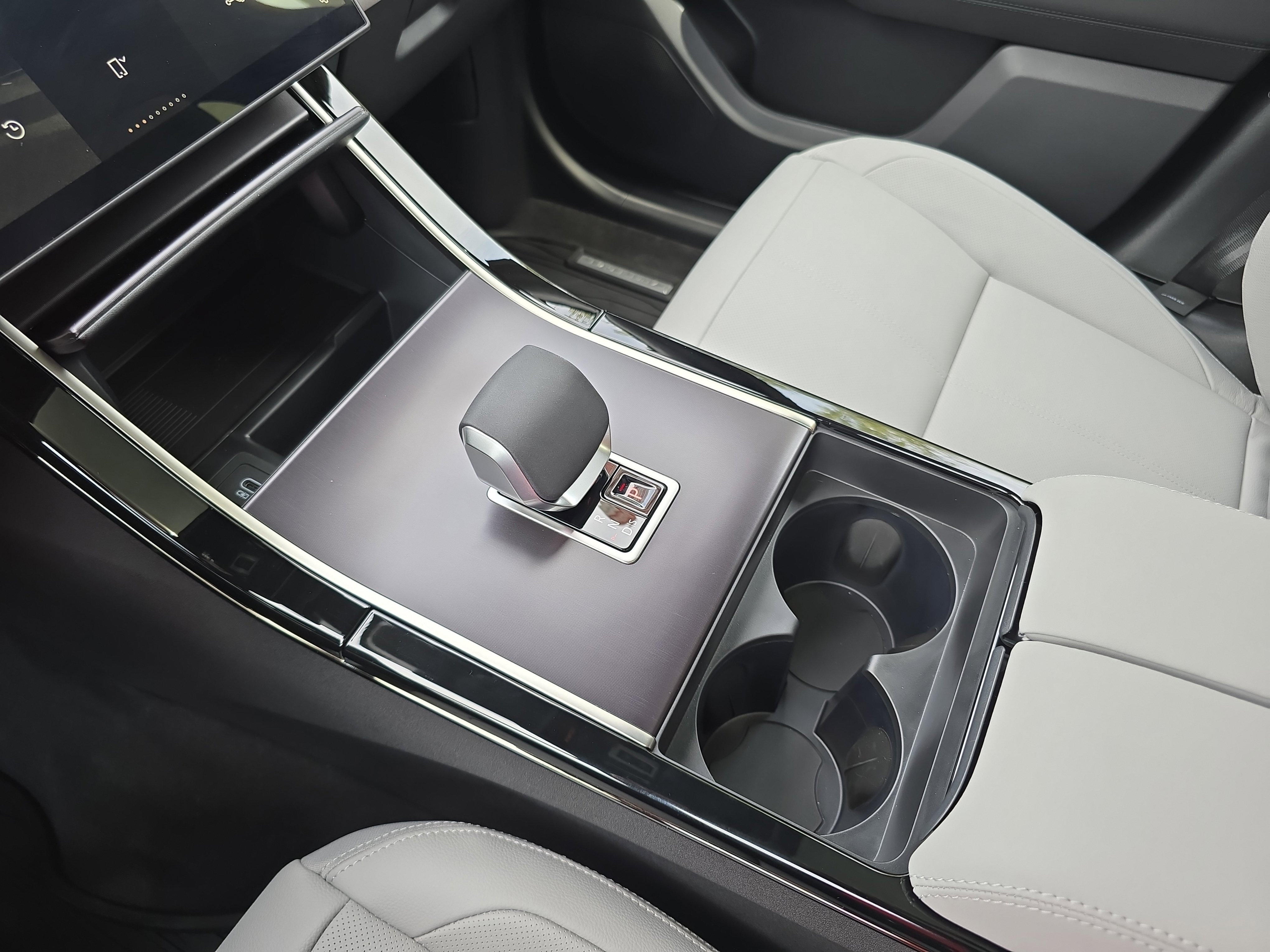 New 2026 Land Rover Range Rover Velar Dynamic SE image 25