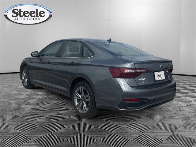 Used 2024 Volkswagen Jetta SE image 3