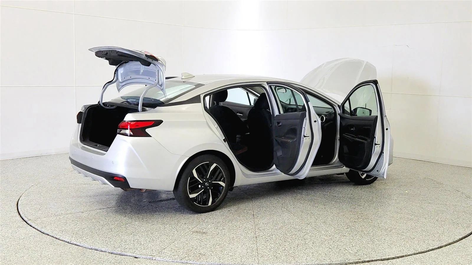 Used 2024 Nissan Versa SR FWD image 12