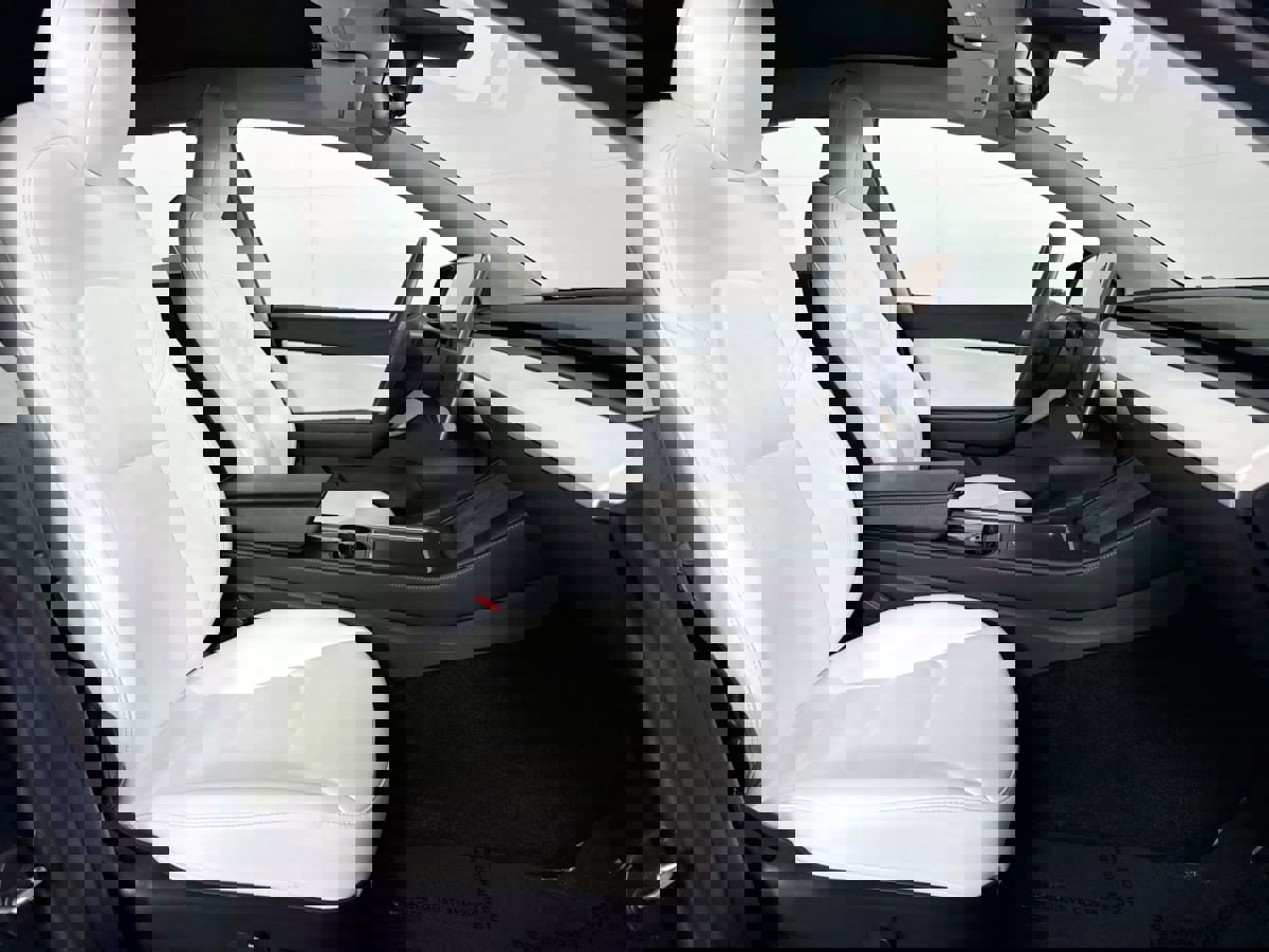 Used 2022 Tesla Model Y Long Range image 32