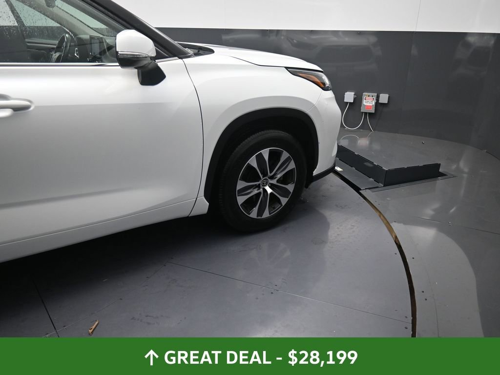 Used 2023 Toyota Highlander XLE image 26