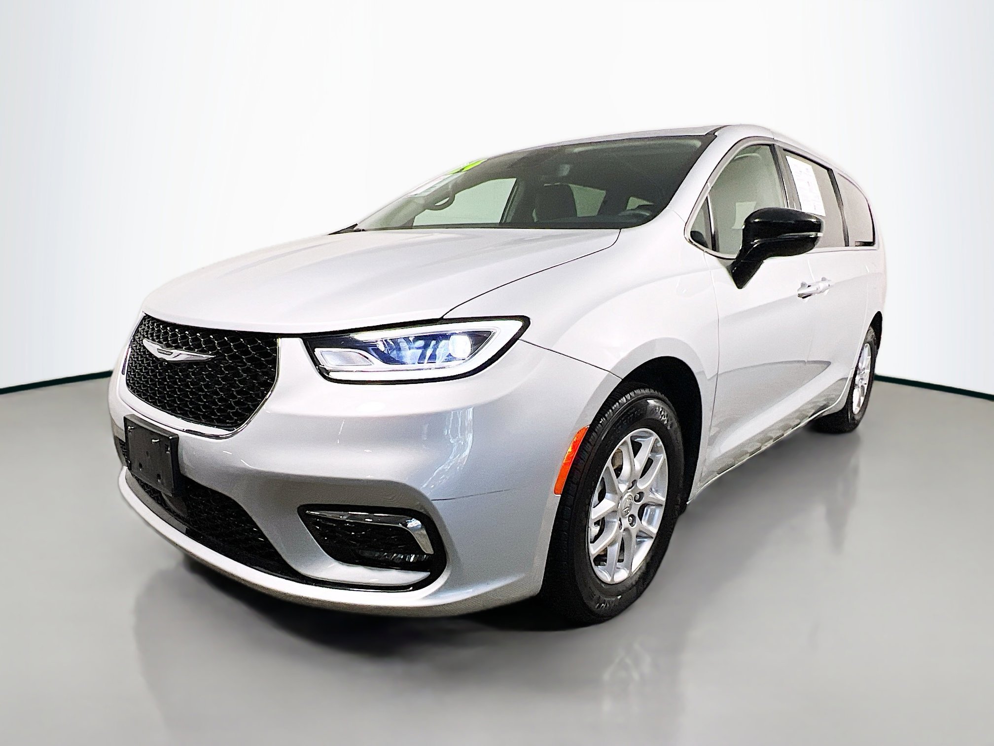 Used 2024 Chrysler Pacifica Touring-L image 10