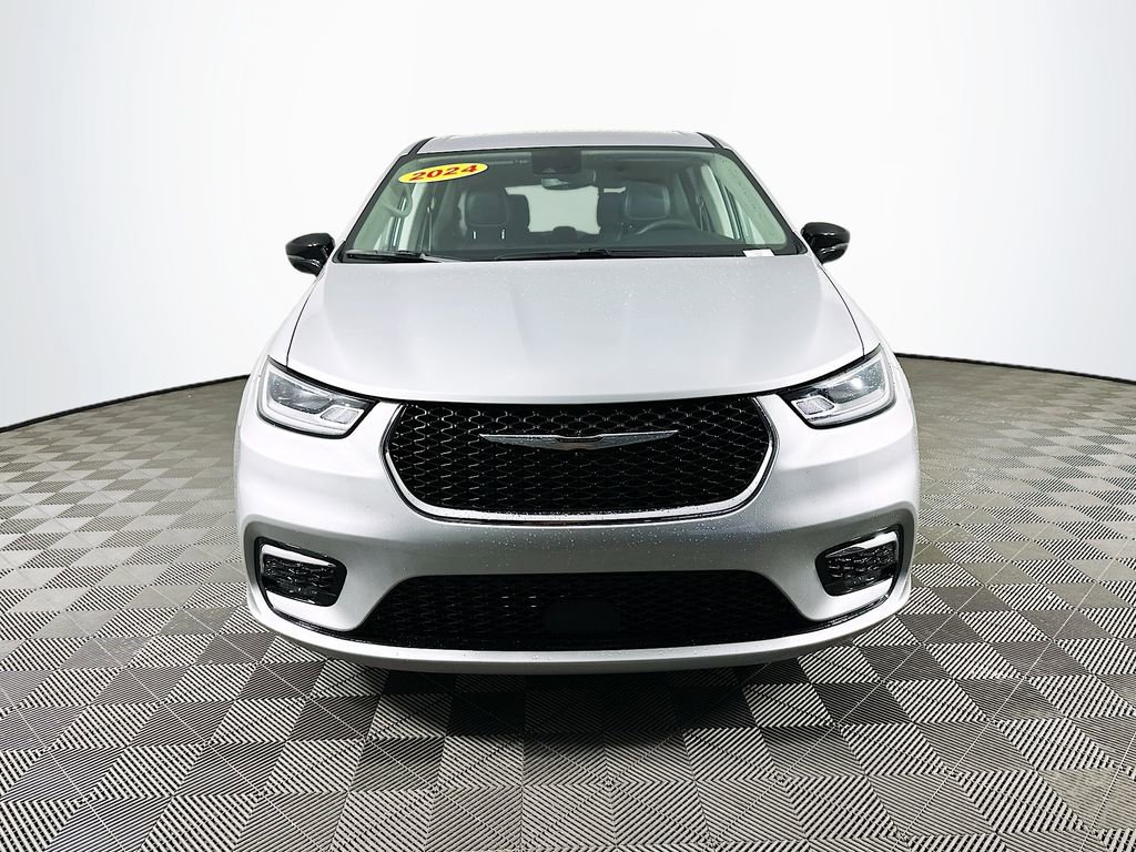 Certified 2024 Chrysler Pacifica Touring-L image 4